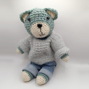 Tammo – der gehäkelte Teddy mit handgestricktem Pulli