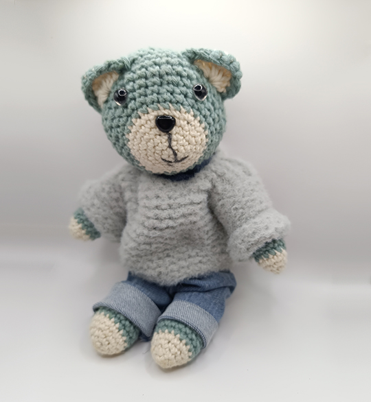 Tammo – der gehäkelte Teddy mit handgestricktem Pulli